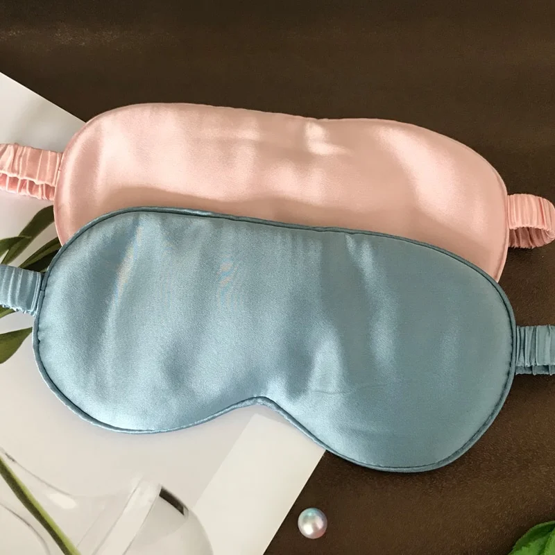 Roze en lichtblauw slaapmasker naast elkaar