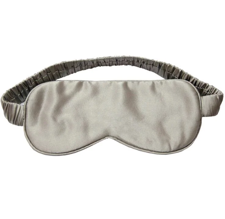 Grijs plat slaapmasker met elastisch bandje op een witte achtergrond